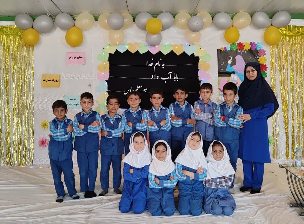 معلمان پرچم داران توسعه و پایه گذاران تمدن انسانی